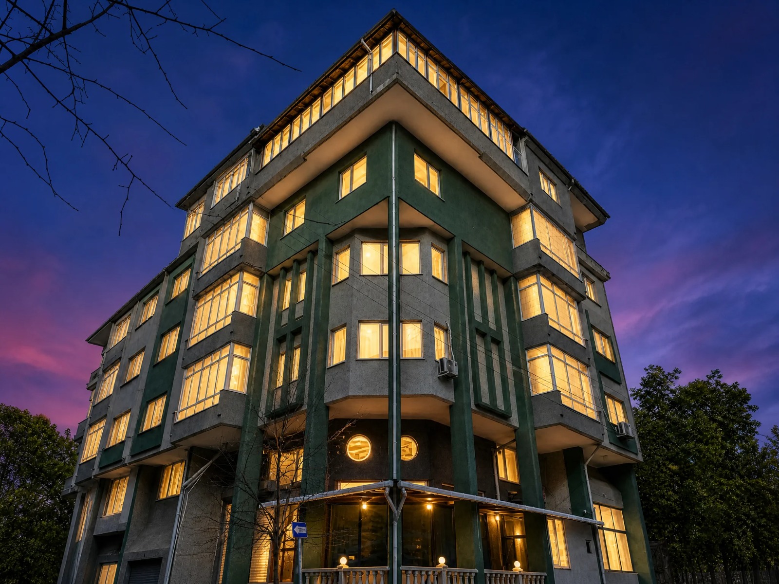 Çorlu Corner Park Hotel binasının gün batımında aydınlatılmış dış cephesi